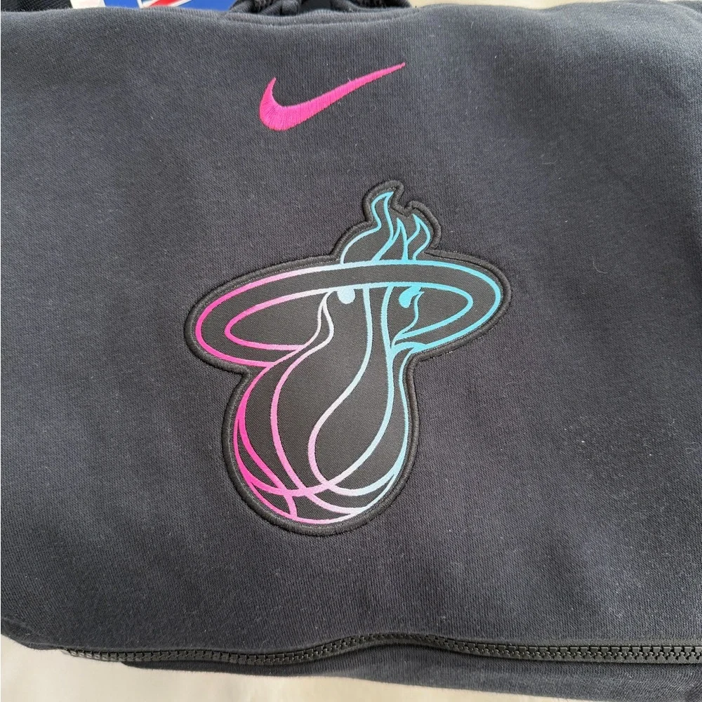 LIMITED EDITION NBA Miami Heat Hoodie - Picture 4 of 5